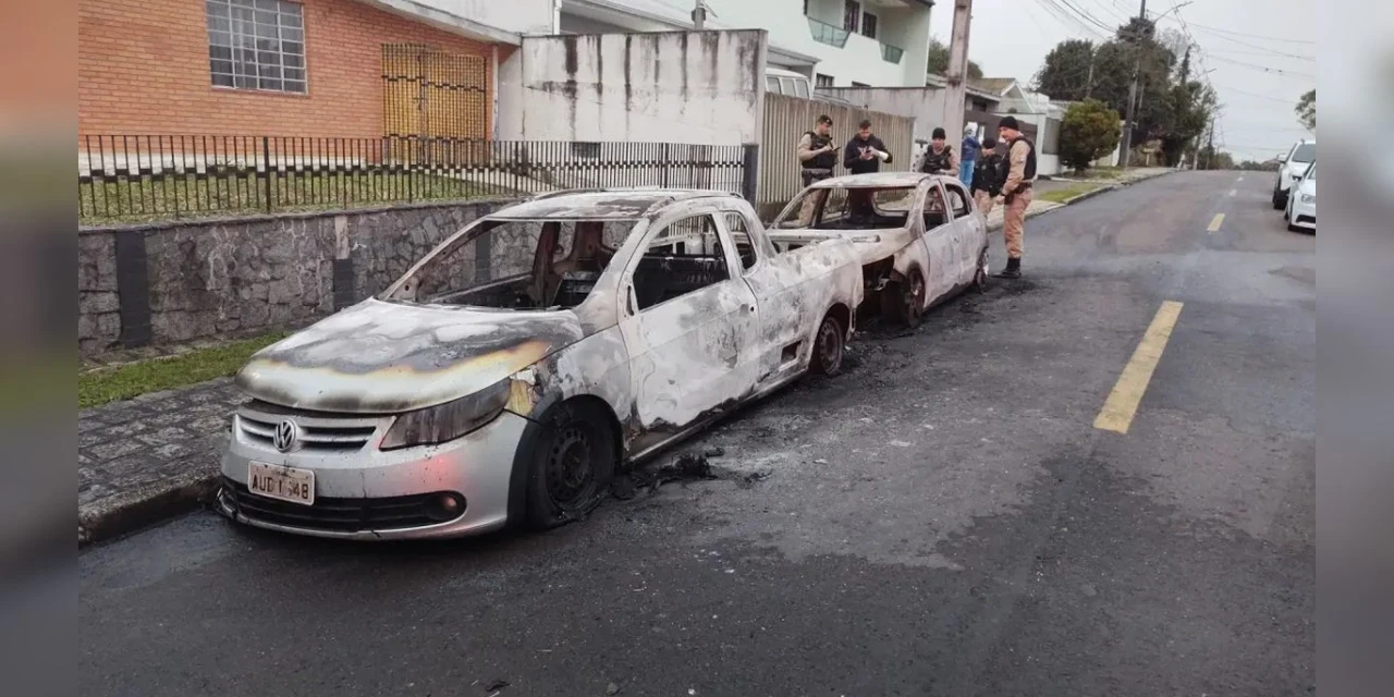 Ataque de ciúmes em balada termina em caos: mulher incendeia carros, invade casa e é presa com tampa de galão no bolso
