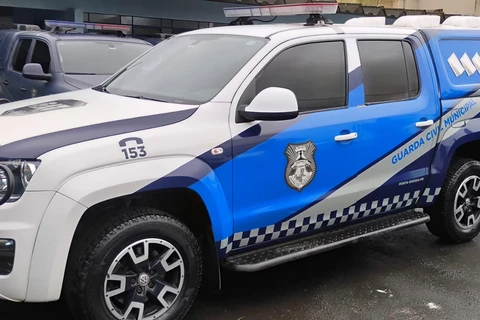 Pai bebe demais e dorme com a filha de 1 ano no colo em beira de estrada em PG 