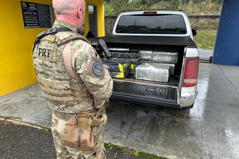Vídeo mostra perseguição da PRF que termina em apreensão de   355 kg de maconha, na BR-277 