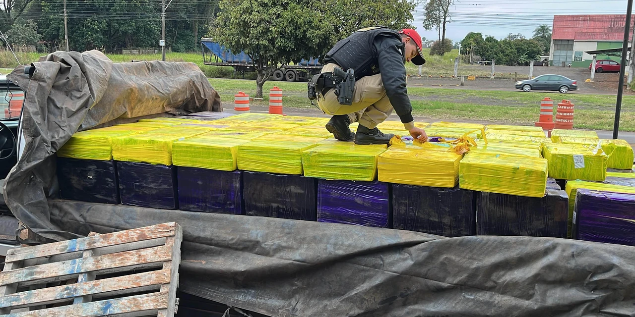 PMPR apreende 3 toneladas de maconha ao suspeitar de caminhão com placa suja de barro