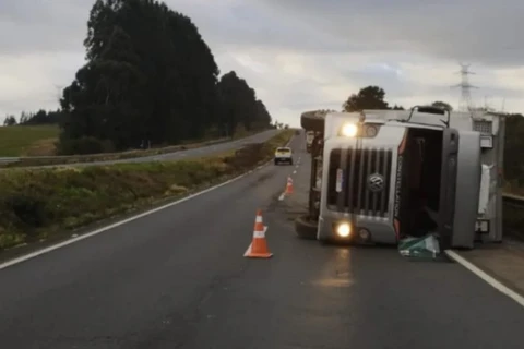 Acidente deixa motorista ferido e interdita uma faixa na BR-376 