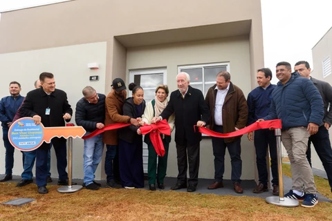 Prefeita Elizabeth e Darci Piana entregam 293 casas em Uvaranas