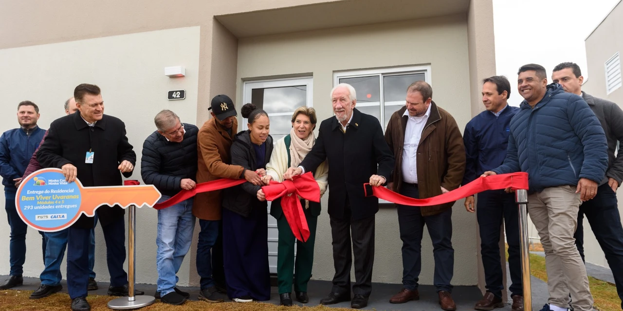 Prefeita Elizabeth e Darci Piana entregam 293 casas em Uvaranas