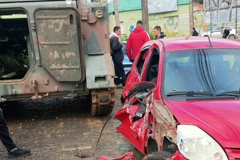 Tanque do exército bate em carros estacionados em rua de Uvaranas  