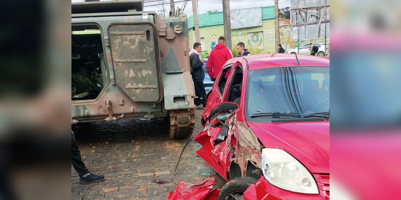 Tanque do exército bate em carros estacionados em rua de Uvaranas  