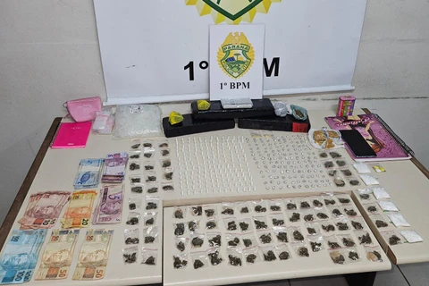 Polícia Militar apreende drogas e prende dois suspeitos no bairro Contorno, em PG 