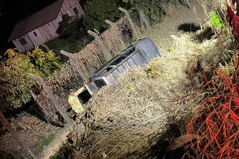 Carro cai em barranco após motorista perder controle em Ponta Grossa 