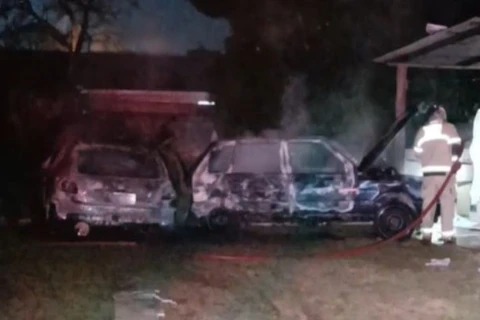 Veiculos e casa são queimados após briga de trânsito em Ponta Grossa 