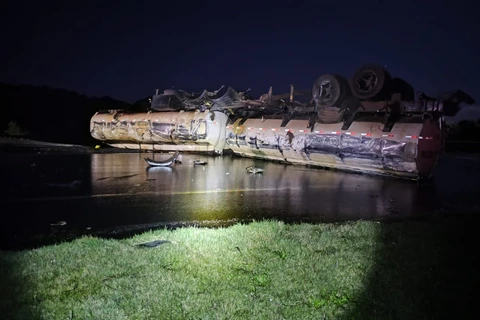 Tombamento de caminhão deixa uma vítima grave na BR-376, em Tibagi 