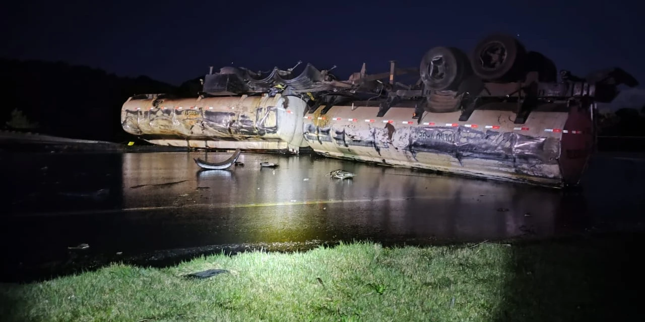 Tombamento de caminhão deixa uma vítima grave na BR-376, em Tibagi 