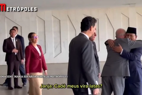 'Ai, cadê meus vira-latas?', diz Janja após pergunta de jornalistas a Lula sobre tarifas de Trump