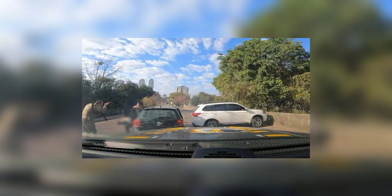 Após perseguição e acidente, PRF apreende carro clonado carregado de maconha no Paraná