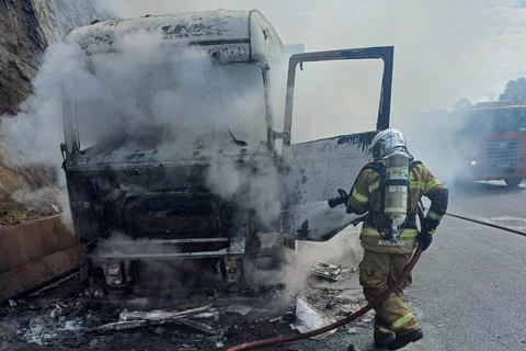 Caminhão pega fogo e interdita parcialmente BR-376, em Imbaú 