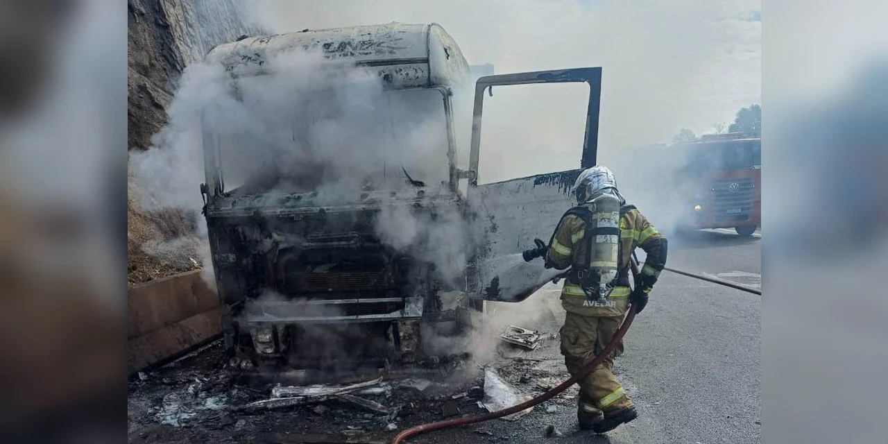 Caminhão pega fogo e interdita parcialmente BR-376, em Imbaú 