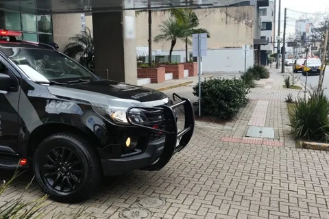 Juiz dispara cinco vezes dentro de apartamento de alto padrão e projétil atinge porta de vizinho