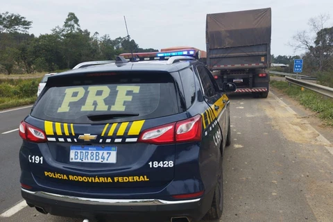 Caminhoneiro alcoolizado faz zigue-zague na BR-376 e é preso pela PRF