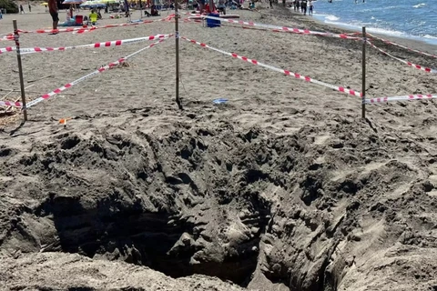 Adolescente de 17 anos morre soterrado após cavar buraco na praia