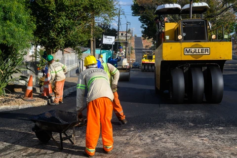 Asfalto chega à Vila Raquel com investimentos de R$ 7 milhões
