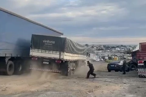 VIDEO: caminhão desgovernado atravessa rodovia e atinge vários veículos em PG 