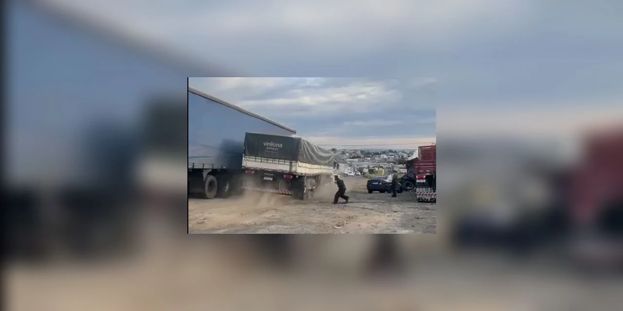 VIDEO: caminhão desgovernado atravessa rodovia e atinge vários veículos em PG 