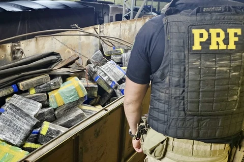 PRF apreende quase 9 toneladas de maconha em caminhão carregado com milho, na BR-163 em Guaíra