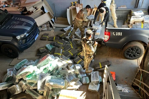 PRF apreende 2 toneladas de maconha em falsa fábrica de móveis