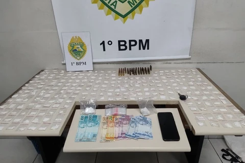 PM apreende drogas, munições e prende suspeito em flagrante no bairro Nova Rússia
