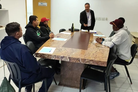 Usuários do CREAS participam de curso gratuito de Técnicas para Garçom