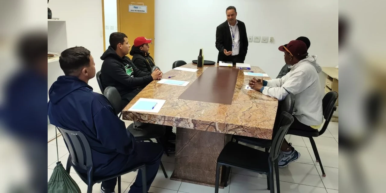 Usuários do CREAS participam de curso gratuito de Técnicas para Garçom