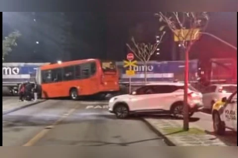 Colisão entre ônibus biarticulado e trem deixa feridos em Curitiba 