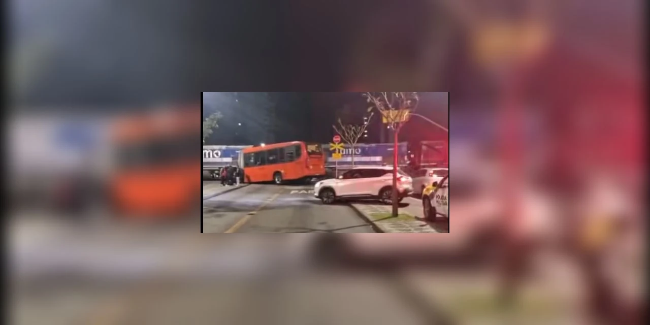 Colisão entre ônibus biarticulado e trem deixa feridos em Curitiba 
