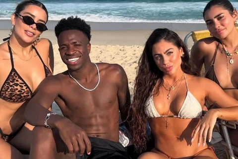 Vini Jr. curte praia ao lado de modelo e influencers após festa de aniversário