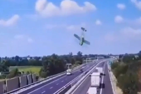 Vídeo mostra queda de avião ultraleve em rodovia na Itália