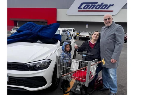 Após sofrer um AVC, mulher ganha carro em sorteio e comemora recomeço
