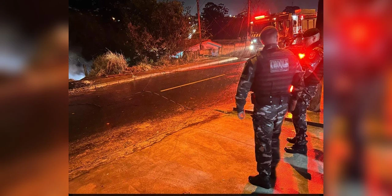 Policiais militares salvam idosa de Incêndio em residência na Vila Santo Antônio em PG 