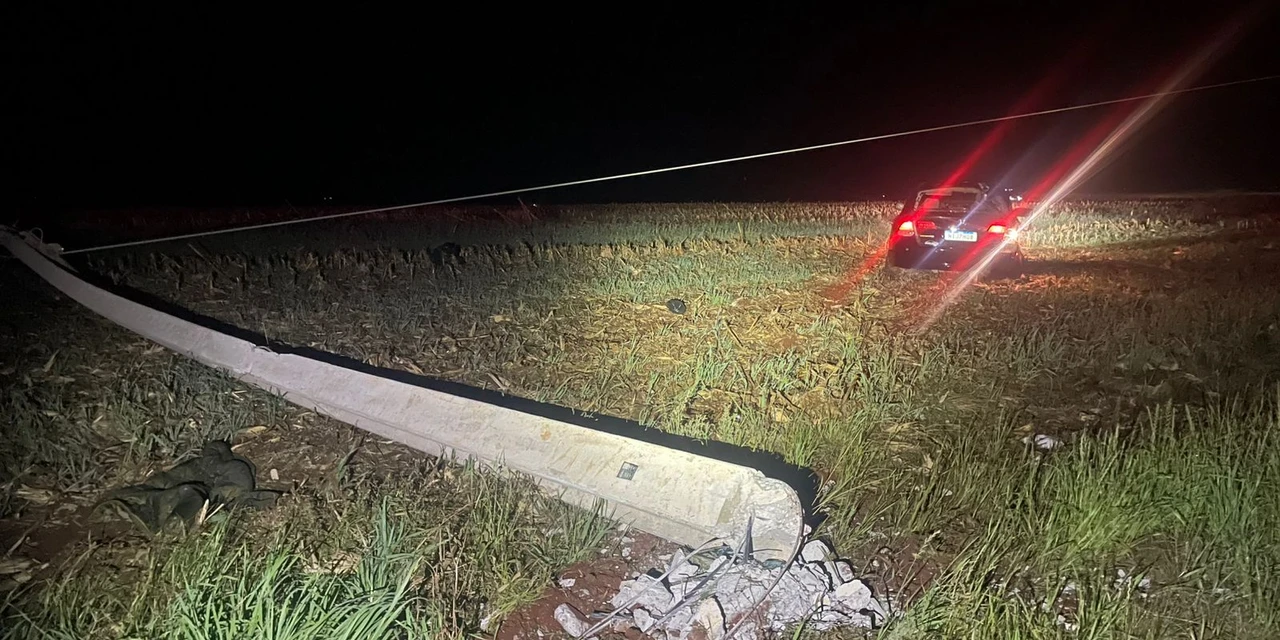 Veículo sai da pista e atinge poste na PR-340 em Tibagi 