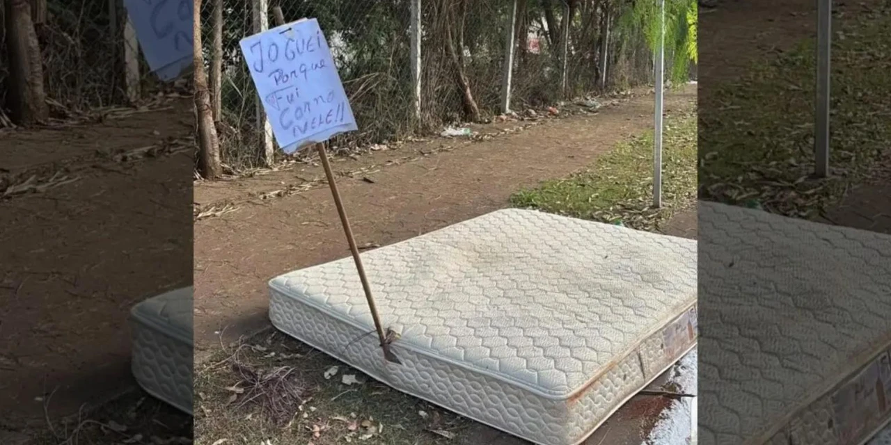 Colchão descartado em rua de Maringá chama atenção; ‘joguei porque fui corno nele’