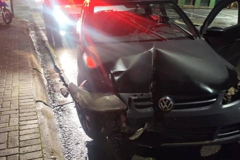 Homem dirigindo alcoolizado perde controle de direção e bate em poste no centro de PG 