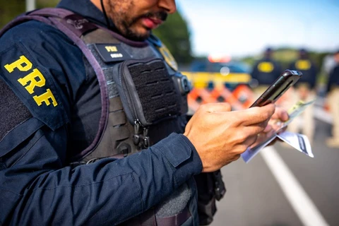 Caminhoneiros bolivianos bêbados são flagrados na contramão da BR-277, em Balsa Nova