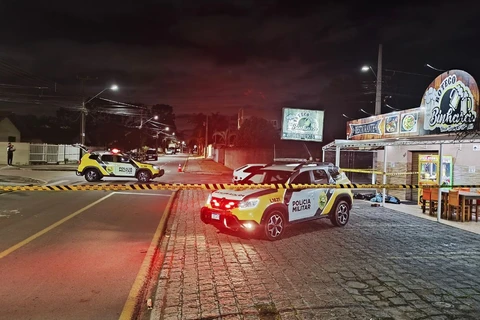 Cadeirante mata homem a tiros durante jogo de sinuca em bar e foge