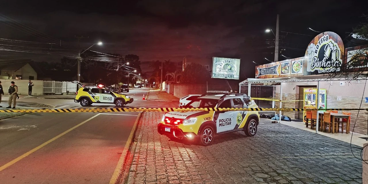 Cadeirante mata homem a tiros durante jogo de sinuca em bar e foge