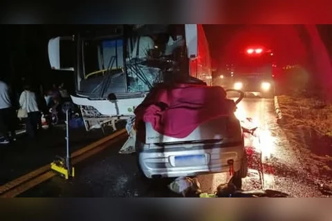 Acidente entre ônibus com romeiros e carro mata 3 adultos e 2 crianças em MG