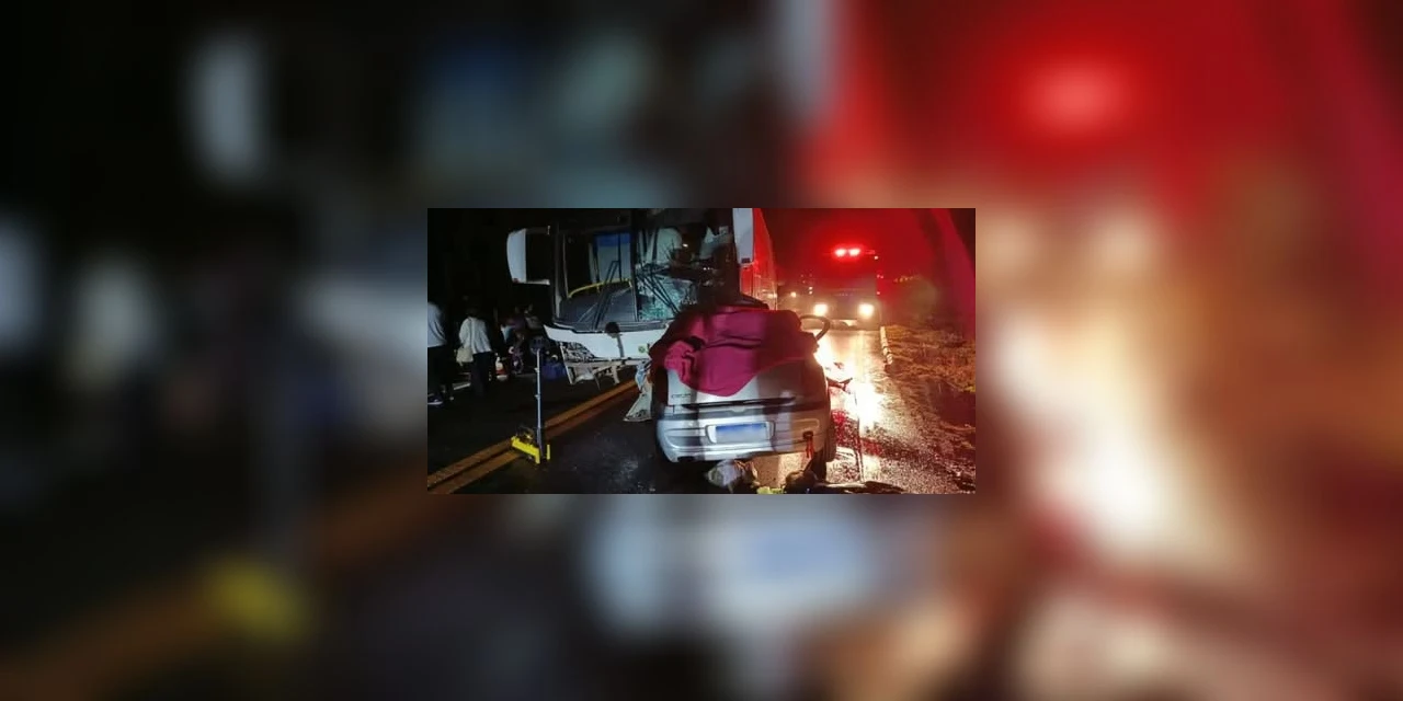Acidente entre ônibus com romeiros e carro mata 3 adultos e 2 crianças em MG
