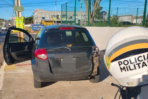 Policia  aborda veículo com mais de 200 mil em débitos e mulher sem CNH em PG 