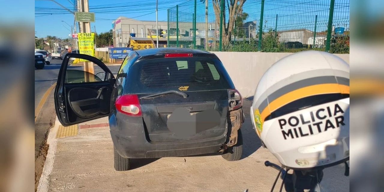 Policia  aborda veículo com mais de 200 mil em débitos e mulher sem CNH em PG 