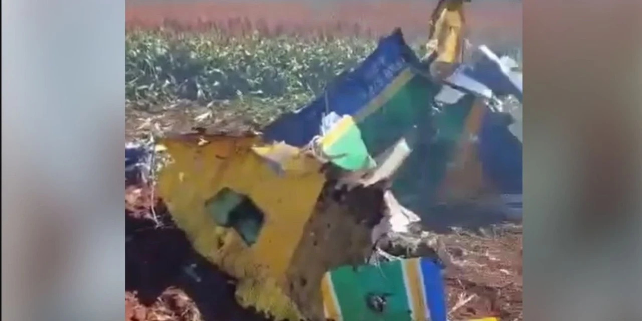 Aviões da Esquadrilha da Fumaça batem no ar e um deles cai em SP