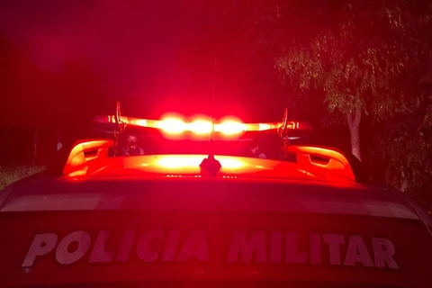 Duas pessoas são levadas a delegacia suspeitas de tráfico de drogas, em PG 