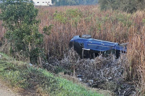 Condutor tem ferimentos após capotar veículo na PR-151 em Carambeí 