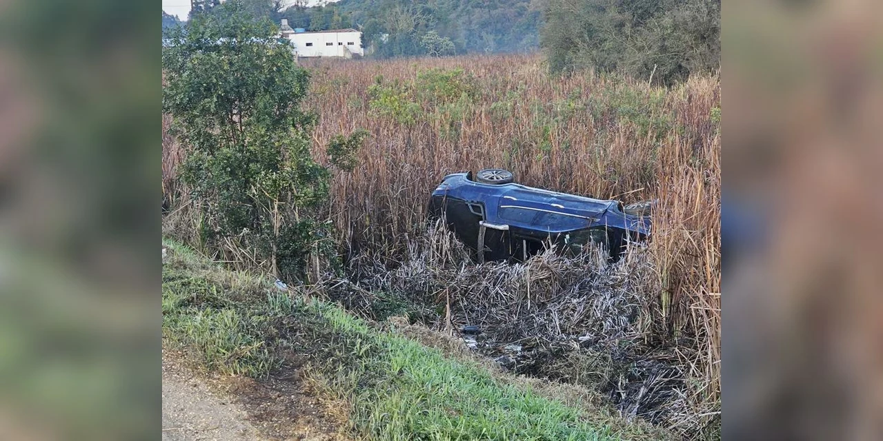 Condutor tem ferimentos após capotar veículo na PR-151 em Carambeí 