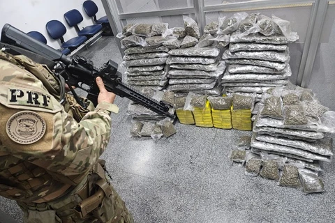 Video mostra perseguição da PRF a veiculo carregado com mais de 120 quilos de maconha na região